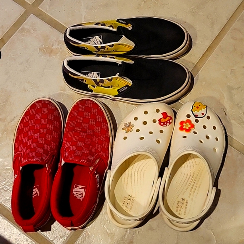 LOT - 3 pairs of youth shoes